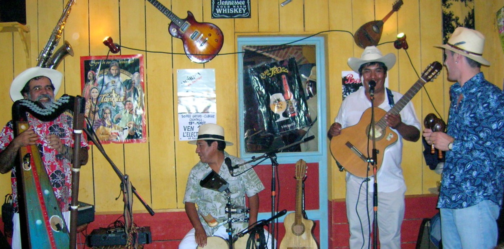 concert dans un bar à La Roche Bernard avec le groupe "Amorica"