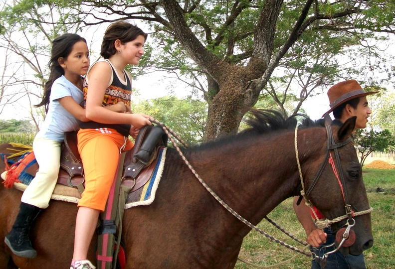 paseando a caballo en la finca