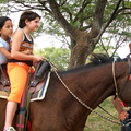 paseando a caballo en la finca